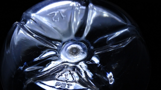 Qué significan realmente los números grabados en la parte inferior de las botellas de plástico<em></em>